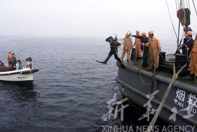 居民出海神秘發(fā)現(xiàn)，疑似水雷重物兩人難以抬動